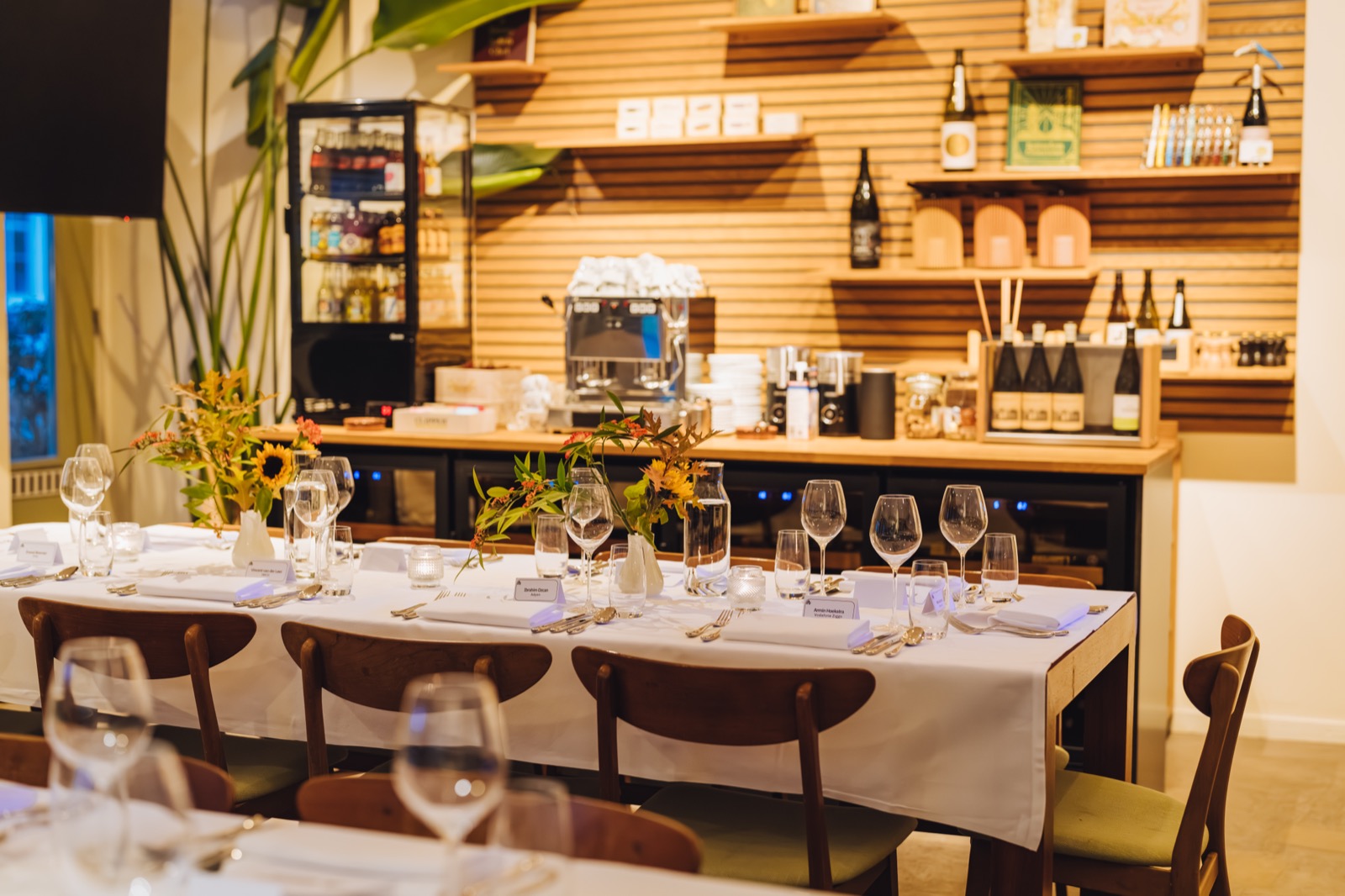 Tafel setting met bloemen en wijnglazen