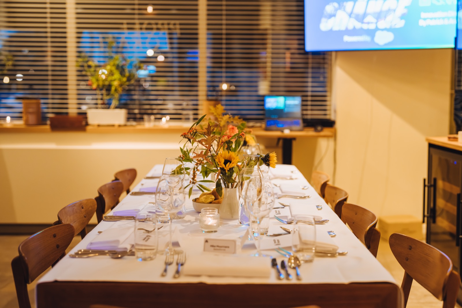 Dinertafel vanuit hoek met presentatie