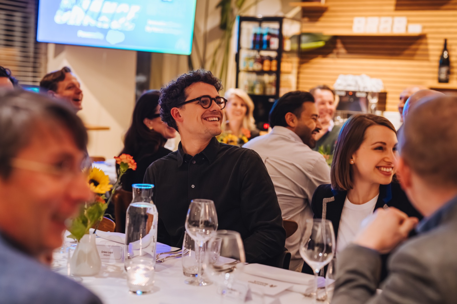 Gasten genieten van het diner