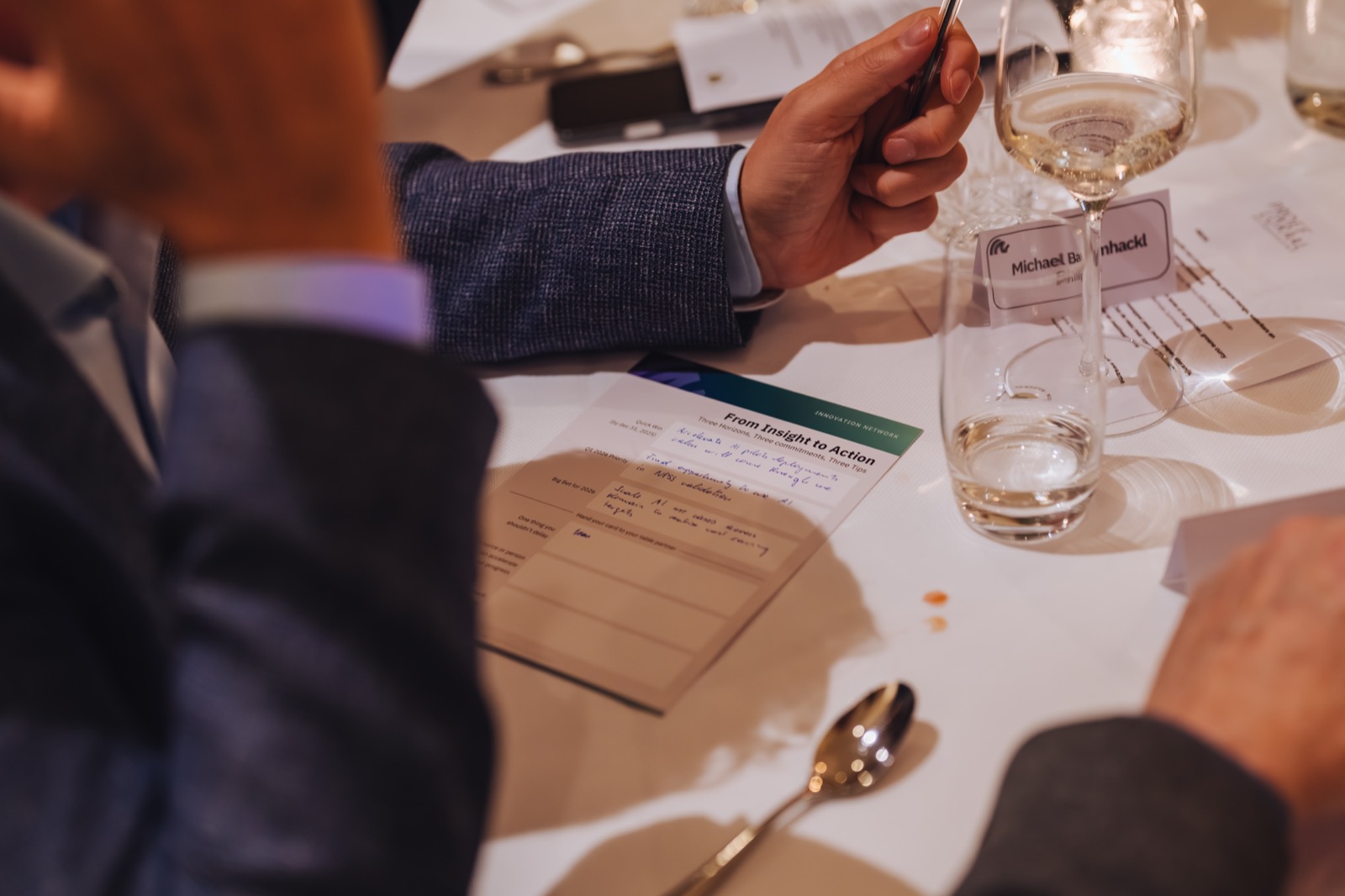 Documenten en gesprek aan tafel